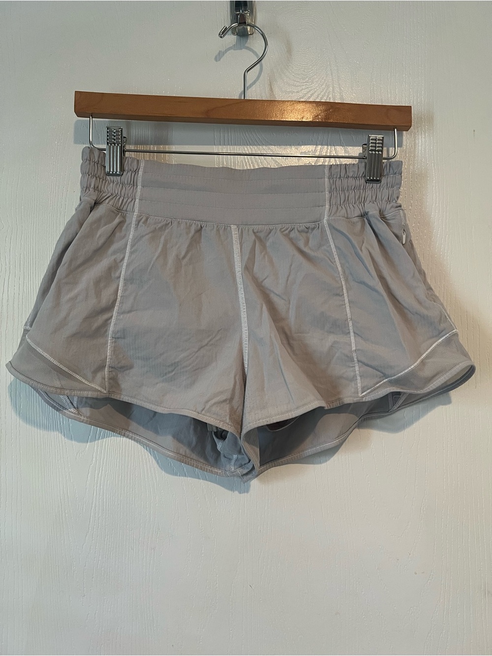 Lululemon Hotty Hot Tracker Shorts 2.5" Inseam Light Gray Woman’s Size 6